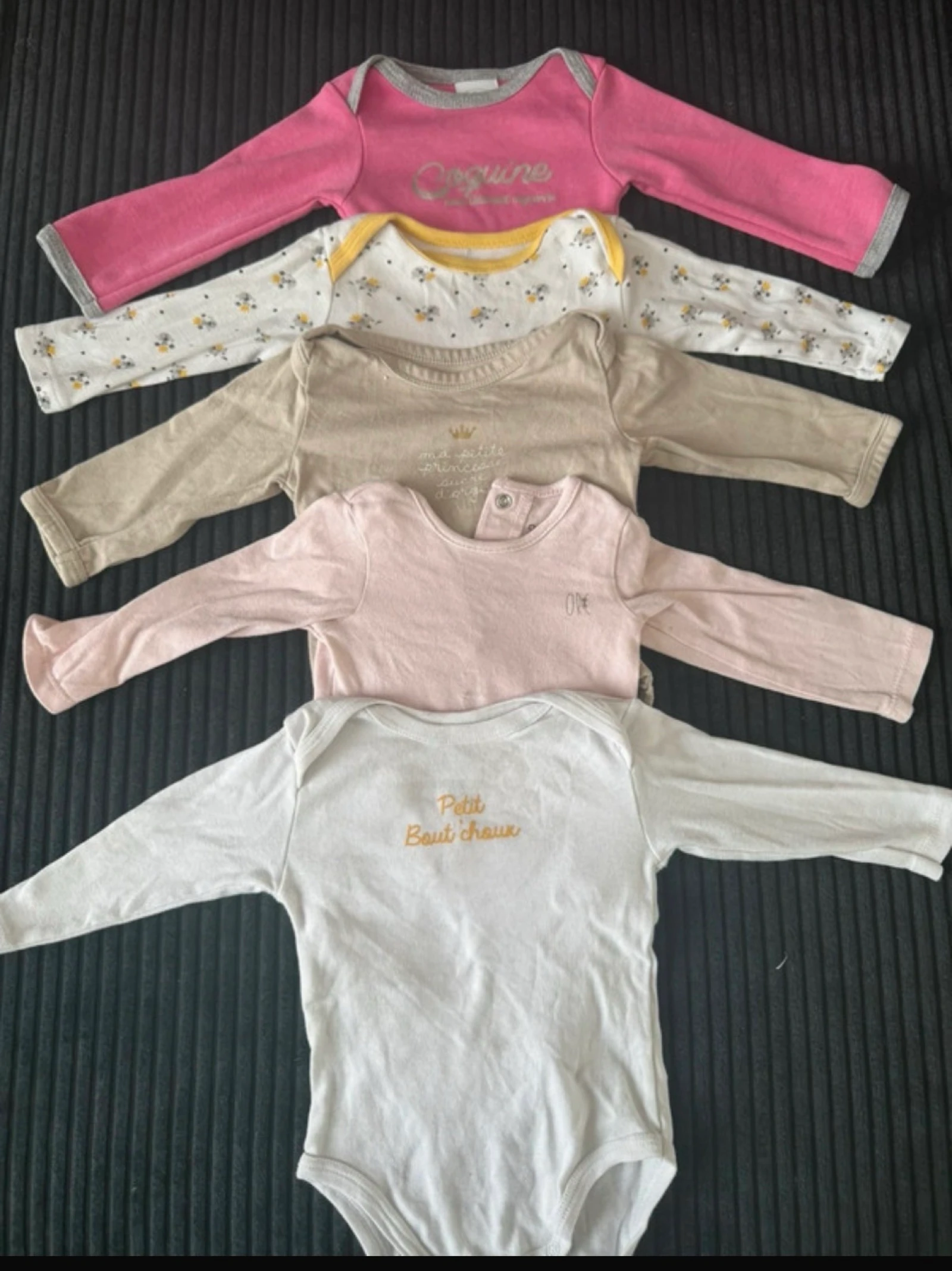 Lot bodys - 6 mois